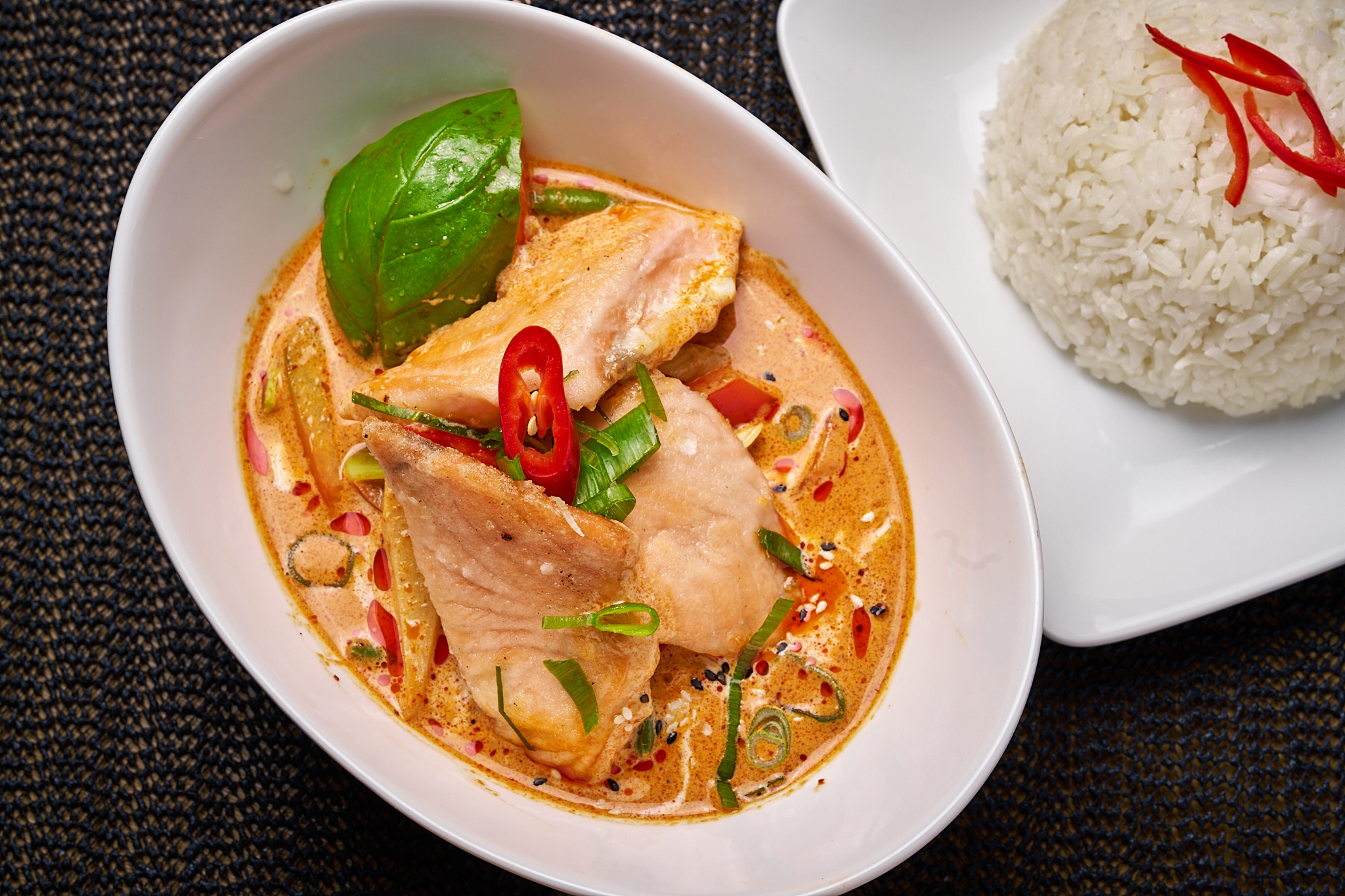 Tulinen Tom Yam Lohi (Tom Yum Paa Salmon) - thairuoka Helsinki, Yuwa's Thai Dining.