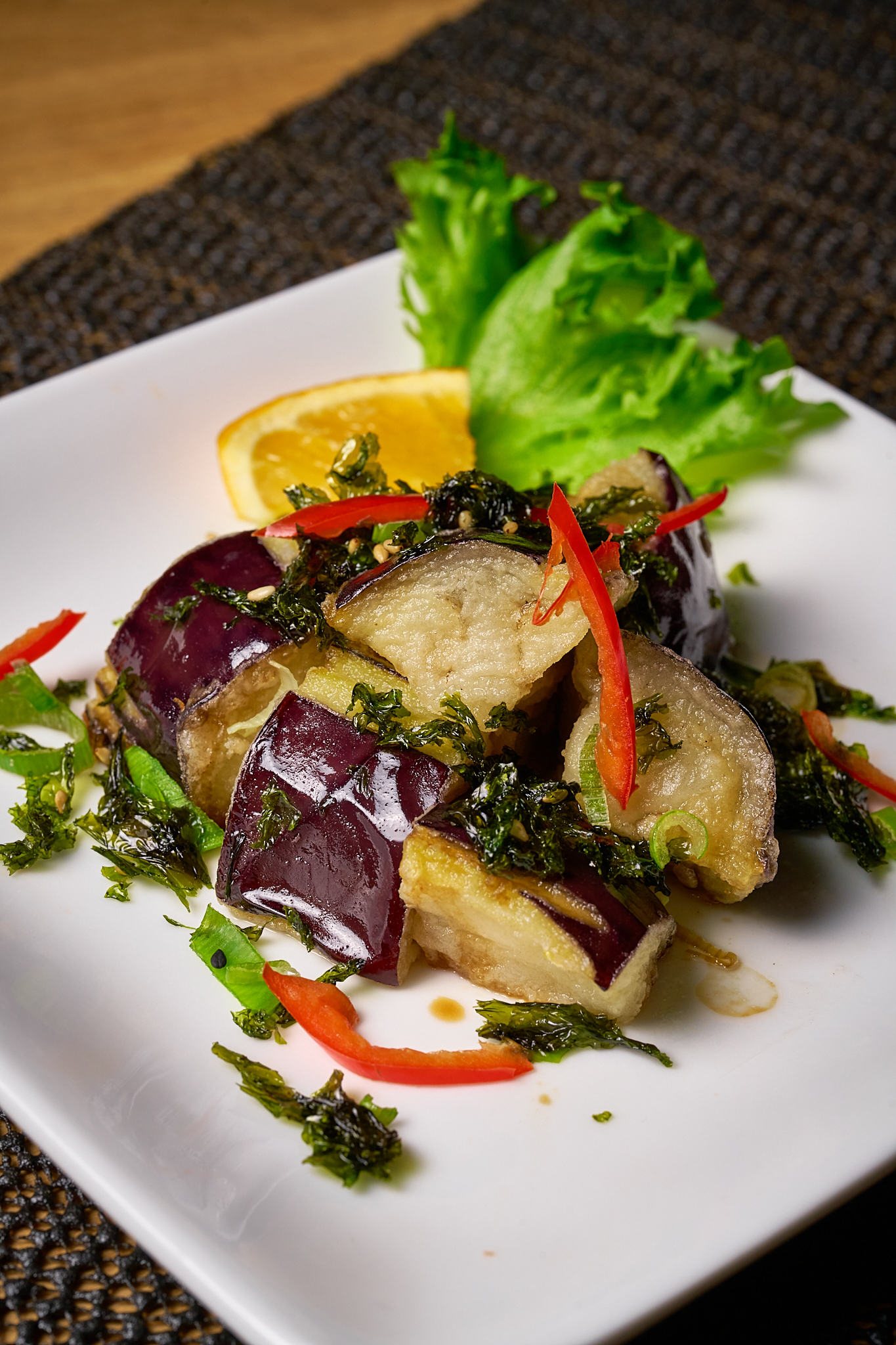 Nasu - Paahdettua munakoisoa ja porsasta. Thairuoka Helsinki, Yuwa's Thai Dining.