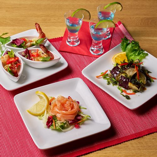 Thaimaalainen alkuannoslajitelma: graavilohi, nasu ja katkarapushotti – thairuoka Helsinki, Yuwa's Thai Dining