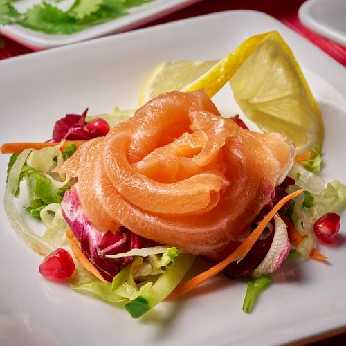 Thaimaalainen graavilohisalaatti (Plaa Salmon), thairuoka Helsinki Yuwa's Thai Dining.