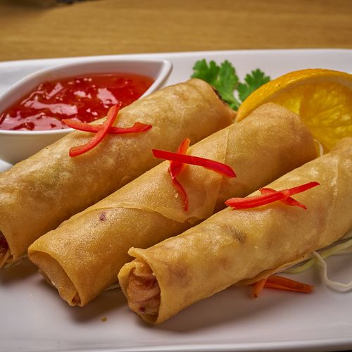 Kevätrullat (Por Pia Thod) thairuoka Helsinki – Yuwa's Thai Dining rapeat kasviskevätrullat tilauksesta.