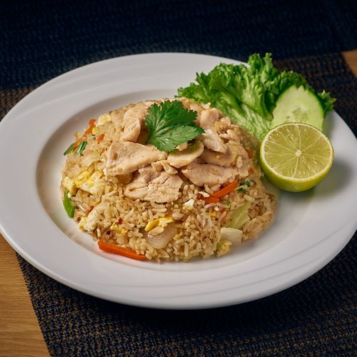 Khao Pad eli thaimaalainen paistettu riisi kanalla – aitoa thairuokaa Helsinki Yuwa's Thai Dining.
