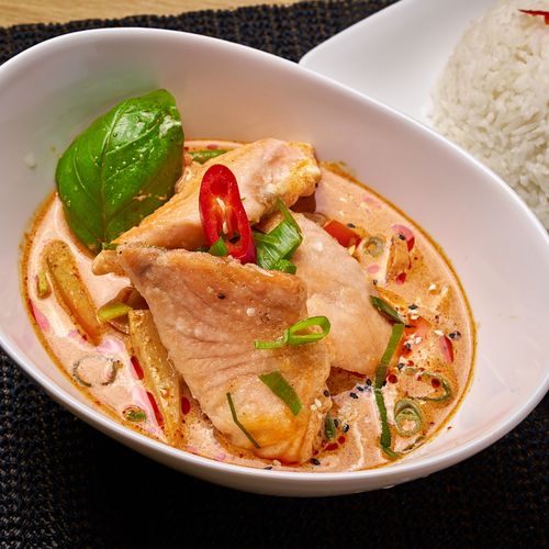Panang-lohi - Choo Chee Pla Salmon ja thairuoka Helsinki. Yuwa's Thai Dining Lönnrotinkatu.