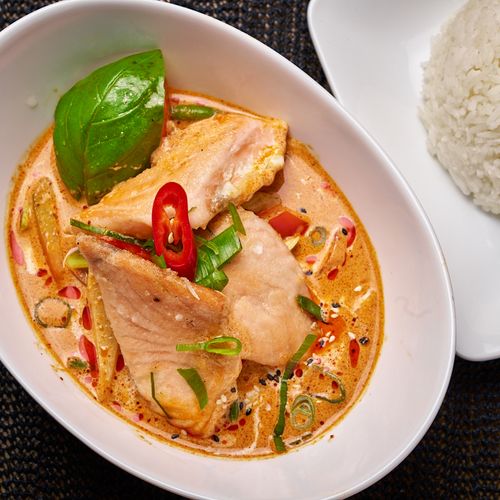 Tulinen Tom Yam Lohi (Tom Yum Paa Salmon) - thairuoka Helsinki, Yuwa's Thai Dining.