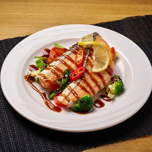 Lohi Teriyaki thairavintola Helsinki - Yuwa's Thai Dining, paistettua lohta ja kasviksia.