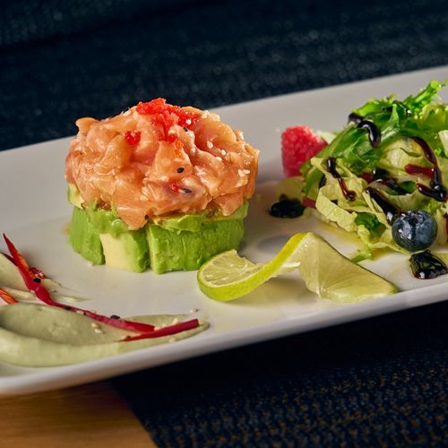Lohi-avokadosalaatti (Yum Salmon Avocado) thairuoka Helsinki, Yuwa's Thai Dining.