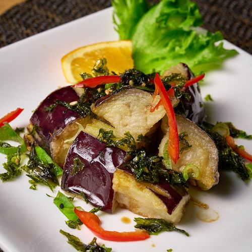 Nasu - Paahdettua munakoisoa ja porsasta. Thairuoka Helsinki, Yuwa's Thai Dining.