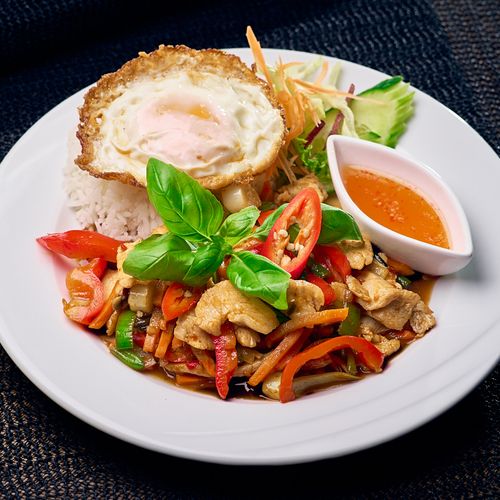 Phad Kaprao (Pad Krapow), thairuoka Helsinki | Yuwa's Thai Dining lounas lönnrotinkatu. 🌶️