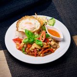 Pad Gra Pao+ friteerattu kananmuna