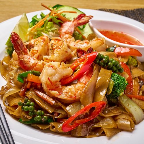 Phad Kee Mao thairuoka Helsinki - tuliset paistetut nuudelit Yuwa's Thai Dining -ravintolassa.