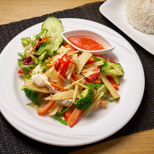 Phad Khing eli inkiväärikanaa thairuokaa Helsinki Yuwa's Thai Dining