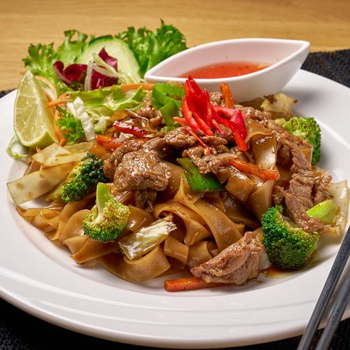 Pad See Ew thairuoka Helsinki, paistettuja riisinuudeleita parsakaalilla ja possulla Yuwa's Thai Diningissa.