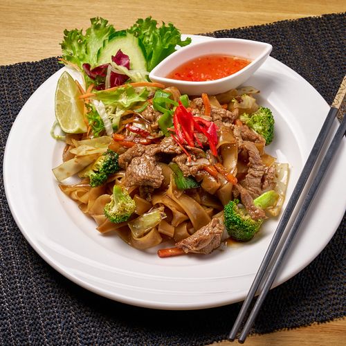 Pad See Ew -thairuoka Helsinki. Paistettuja riisinuudeleita, naudanlihaa ja parsakaalia Yuwa's Thai Diningissa.