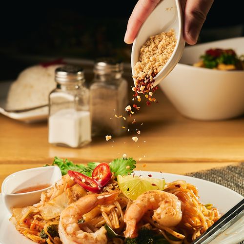 Phad Thai Korat, aito thairuoka Helsinki. Paistettua riisinuudelia ja kanaa Yuwa's Thai Dining -ravintolassa.