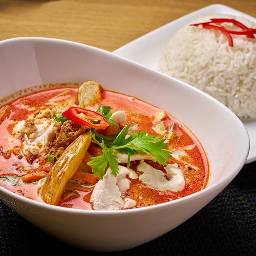 Punainen curry eli Gaeng Phed thairuoka Helsingissä. Yuwa's Thai Dining, kookosmaitopohjoinen lihacurry.
