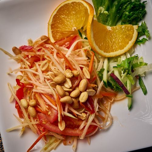 Som Tam - thaimaalainen papaijasalaatti, Yuwa's Thai Dining Helsinki. Tulinen ja raikas thairuoka Lönnrotinkatu.