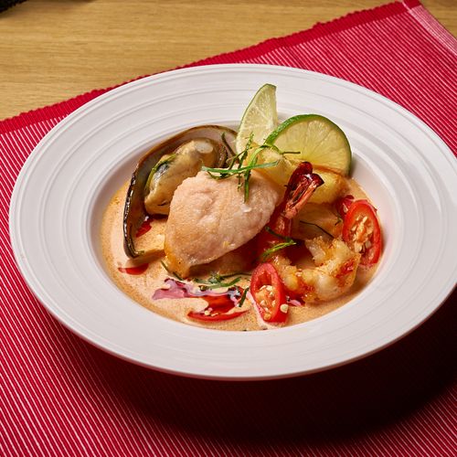 Tulinen Tom Yum -keitto lohella, thairuoka Helsinki. Yuwa's Thai Dining, Tom Yum Salmon.