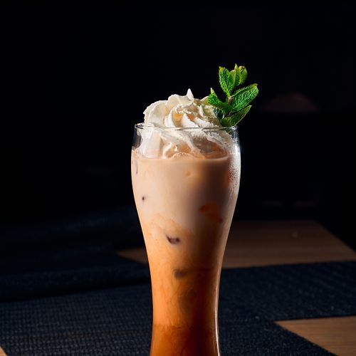 Kylmä Thai jäätee (Cha Yen), thairuoka Helsinki, Yuwa's Thai Dining.