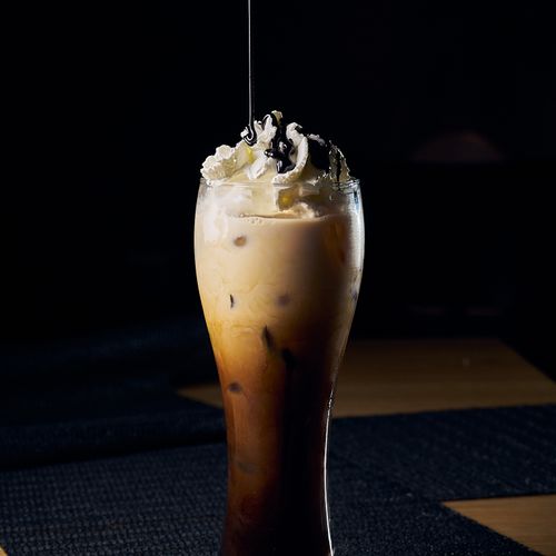 Perinteinen thaimaalainen jääkahvi (Oliang), thairuoka Helsinki, Yuwa's Thai Dining.