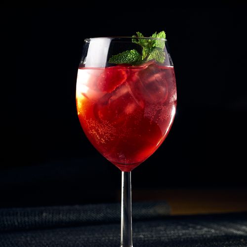 Eksoottinen vadelma-cocktail, Yuwa's Thai Dining, thairuoka Helsinki.
