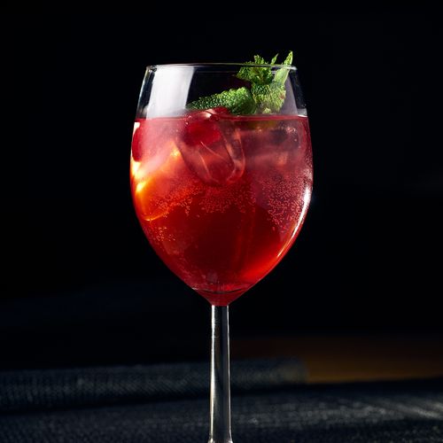 Eksoottinen vadelmacocktail Yuwa's Thai Dining -thairavintolassa Helsingissä. Raikas drinkki marjoilla.