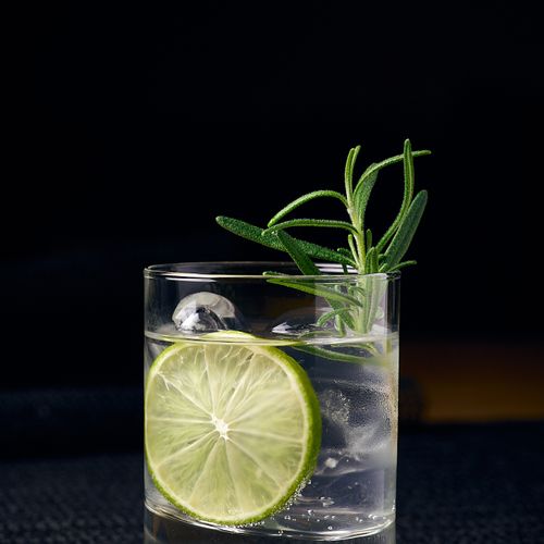 Gin Tonic -cocktail thairavintola Yuwa's Thai Dining Helsinki, raikas drinkki Lönnrotinkadulla.