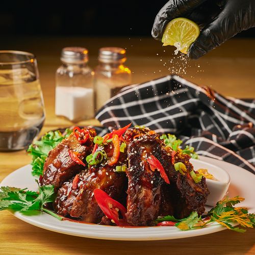 Grillatut porsaankyljet eli Thai BBQ Ribs – thairuoka Helsinki, Yuwa's Thai Dining.