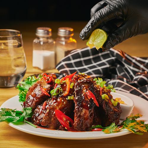 Sikua Yang (Thai BBQ ribsit) - Yuwa's Thai Dining, thairuoka Helsinki Lönnrotinkatu.