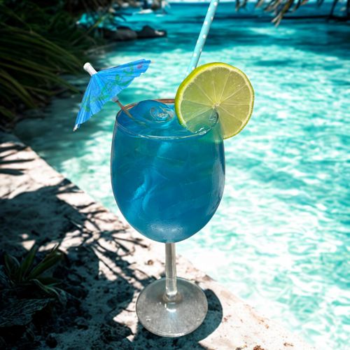 Blue Lagoon cocktail - thairavintola Yuwa's Thai Dining Helsinki Lönnrotinkatu. Raikas sininen drinkki.