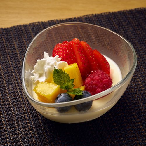 Pannacotta ja tuoreita marjoja – thaimaalainen jälkiruoka Yuwa's Thai Dining Helsinki.