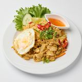 Khao Pad Gra Pao + friteerattu kananmuna